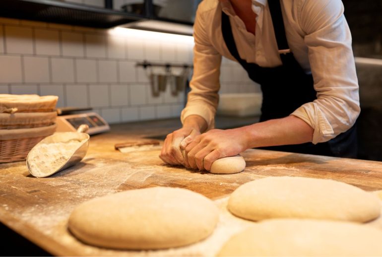 Avec 2 ingrédients, elle prépare à la poêle un pain croustillant